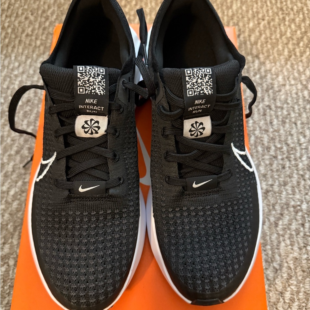 Nike Men's Black and White Athletic Shoes